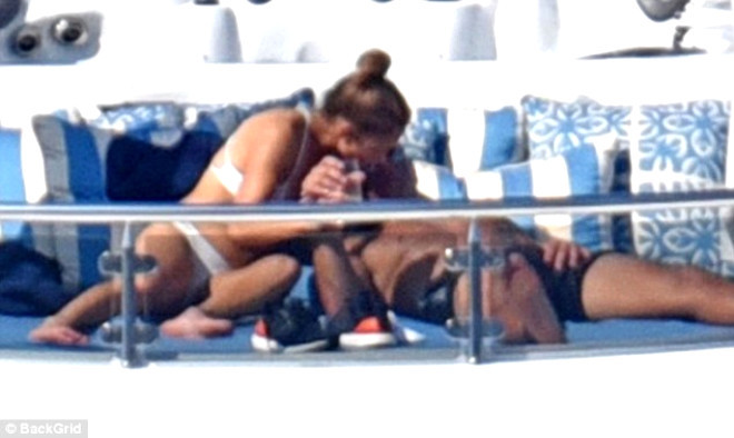 49 yaşındaki Jennifer Lopez gençlere taş çıkarttı - Resim: 2