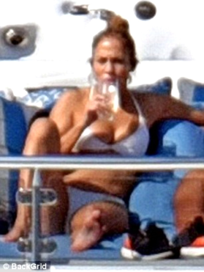 49 yaşındaki Jennifer Lopez gençlere taş çıkarttı - Resim: 3