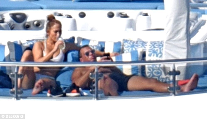 49 yaşındaki Jennifer Lopez gençlere taş çıkarttı - Resim: 4