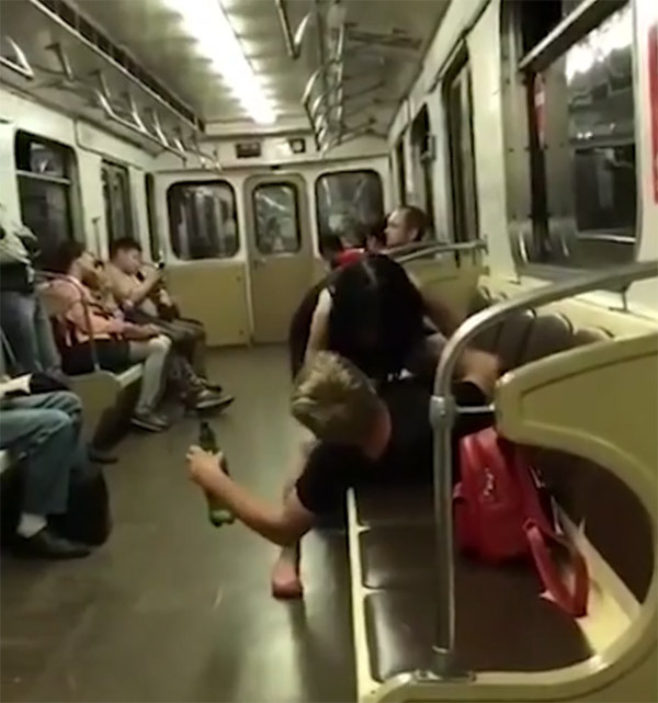 Metroda rezalet! Sarhoş çift herkesin gözü önünde ilişkiye girmeye çalıştı - Resim: 1