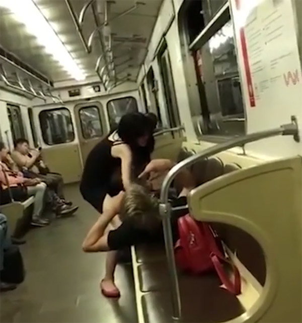 Metroda rezalet! Sarhoş çift herkesin gözü önünde ilişkiye girmeye çalıştı - Resim: 4