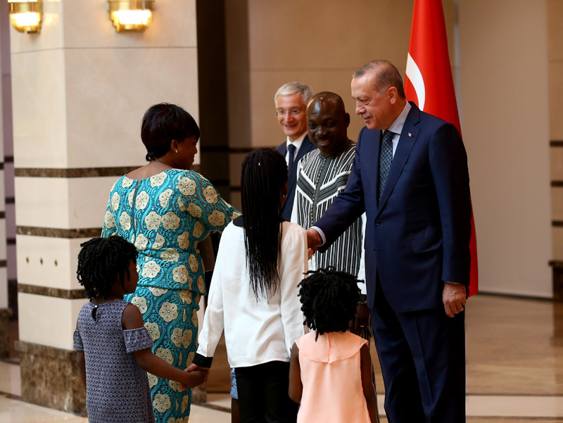 Erdoğan Burkina Faso Büyükelçisi'nin çocuklarını böyle sevdi - Resim: 1