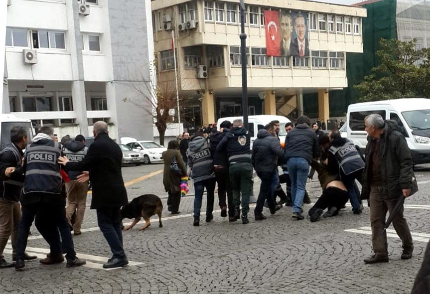 İzmir’de CHP'li belediye önünde işçilere polis müdahalesi - Resim: 1