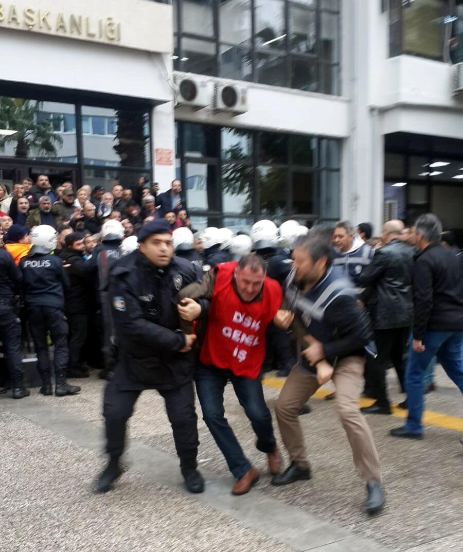 İzmir’de CHP'li belediye önünde işçilere polis müdahalesi - Resim: 2