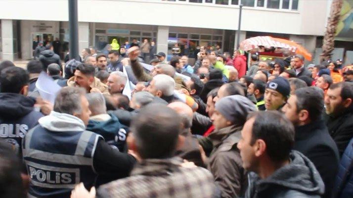 İzmir’de CHP'li belediye önünde işçilere polis müdahalesi - Resim: 3