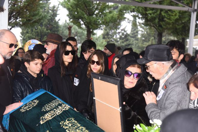 Ünlüler Hande Erçel'i annesinin cenazesinde yalnız bırakmadı - Resim: 2