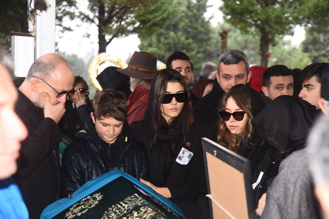 Ünlüler Hande Erçel'i annesinin cenazesinde yalnız bırakmadı - Resim: 4