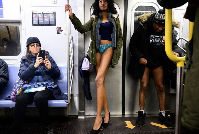 Metroya bindiler, pantolonları indirdiler - Resim: 3