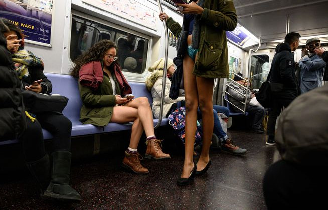 Metroya bindiler, pantolonları indirdiler - Resim: 1