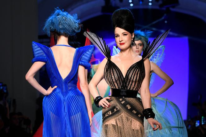 Dita Von Teese transparan elbisesiyle podyuma damga vurdu - Resim: 2