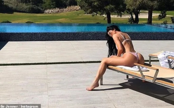 Kylie Jenner'dan havuz kenarında olay pozlar - Resim: 4