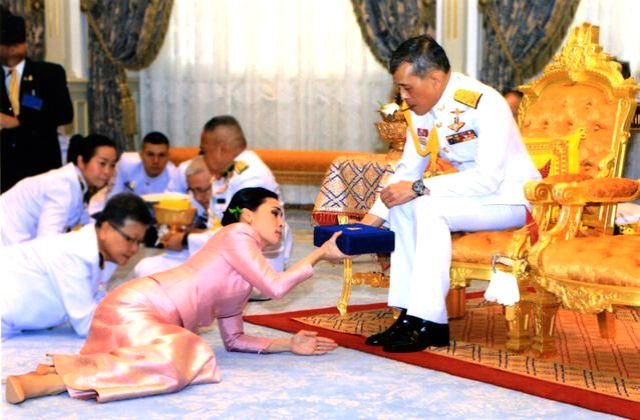 Tayland Kralı Maha Vajiralongkon baş metresi tarafından aldatıldı - Resim: 1