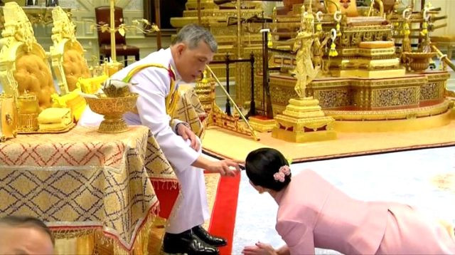 Tayland Kralı Maha Vajiralongkon baş metresi tarafından aldatıldı - Resim: 2