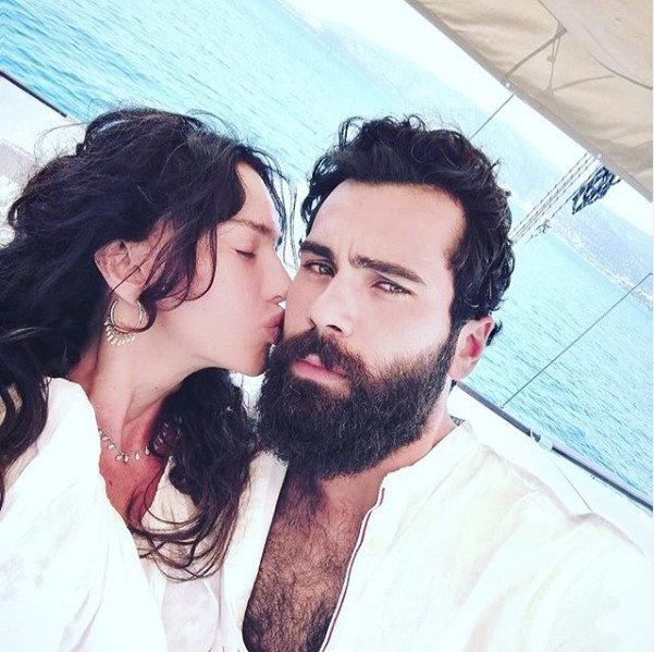 Hande Ataizi'den sevgilisi Dinç Aydoğdu ile öpücüklü aşk pozu - Resim: 2