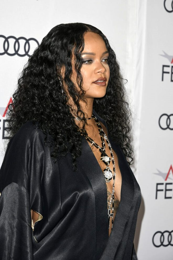 Rihanna iç çamaşırsız tercihiyle tüm dikkatleri üzerine topladı - Resim: 2