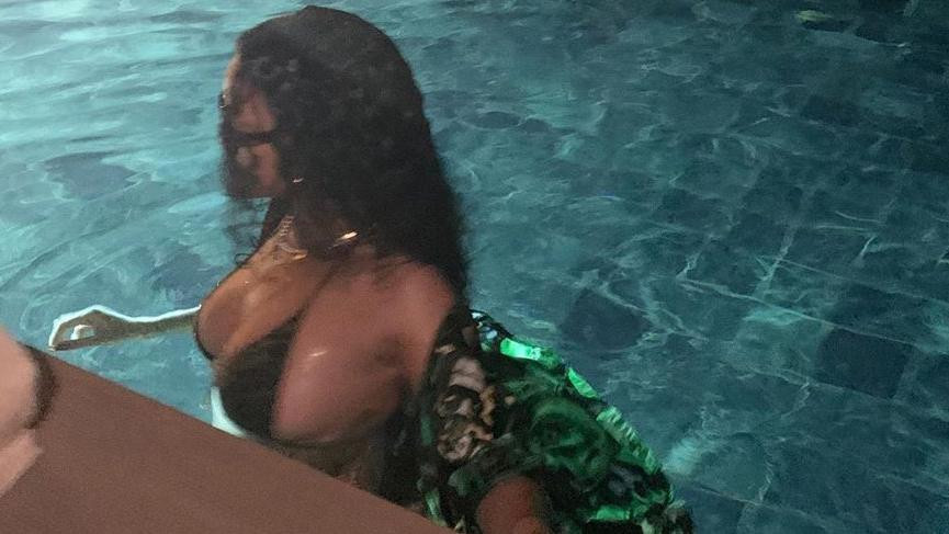Rihanna Fenty markasının ürünlerini havuzda tanıttı - Resim: 1