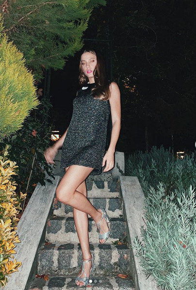 Serenay Sarıkaya'nın dudak uçuklatan fiyatlı elbisesi geceye damga vurdu - Resim: 2