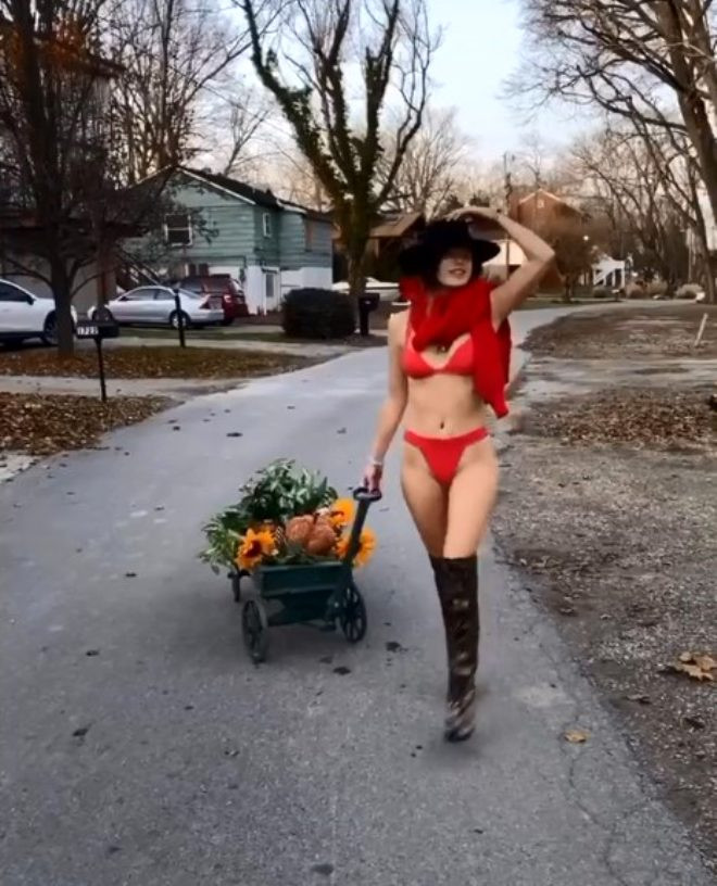 Ünlü oyuncu Bella Thorne, sokakta bikiniyle gezip yerleri süpürdü - Resim: 3