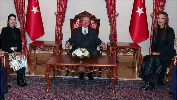 Demet Akalın ve Hande Yener Erdoğan'ı ziyaret etti etek boyu olay oldu - Resim: 1