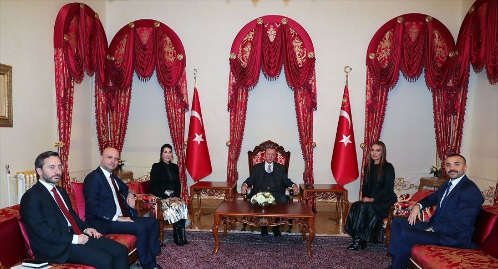 Demet Akalın ve Hande Yener Erdoğan'ı ziyaret etti etek boyu olay oldu - Resim: 2