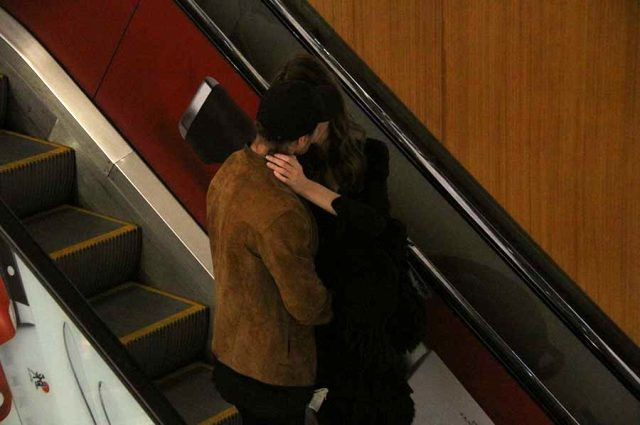 Survivor Murat Ceylan sevgilisiyle yürüyen merdivenlerde öpüşürken görüntülendi - Resim: 1