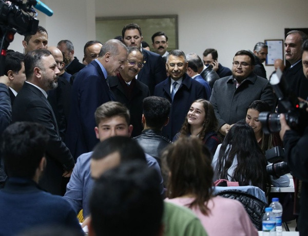 Erdoğan millet kıraathanesi gençleriyle bir arada - Resim: 1