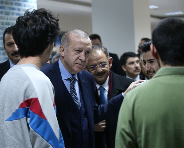 Erdoğan millet kıraathanesi gençleriyle bir arada - Resim: 2