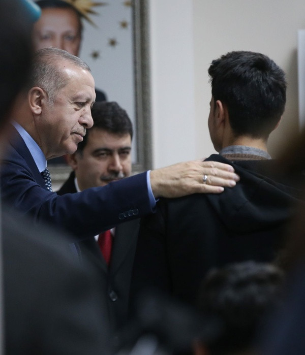 Erdoğan millet kıraathanesi gençleriyle bir arada - Resim: 3