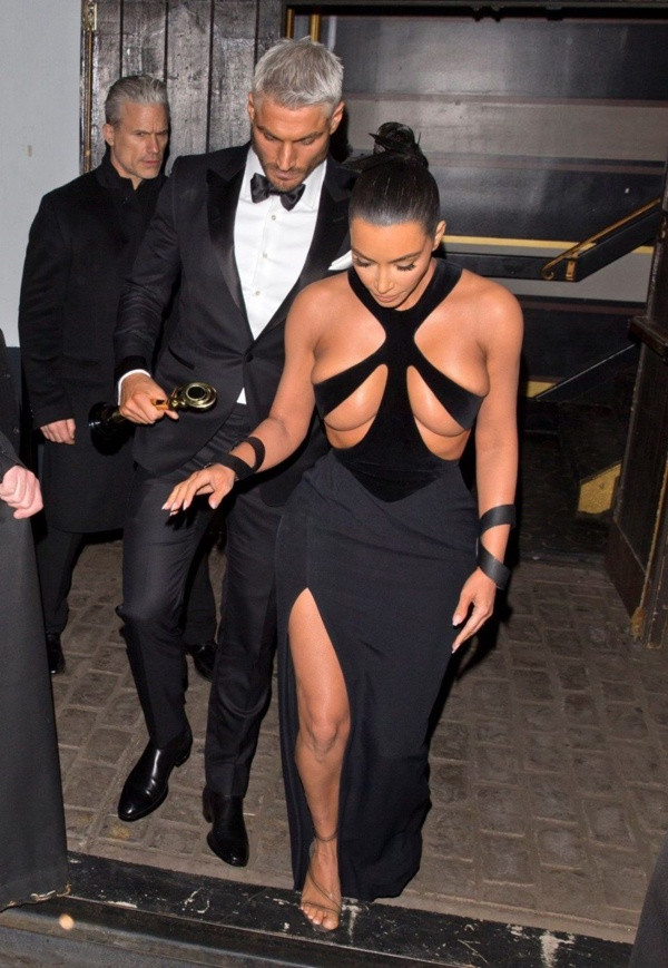 Kim Kardashian'dan ödül gecesinde çok cesur kıyafet - Resim: 1