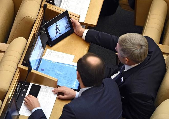 Rusya Meclisinde kadın ve erkek vekillerin şaşırtan halleri - Resim: 2