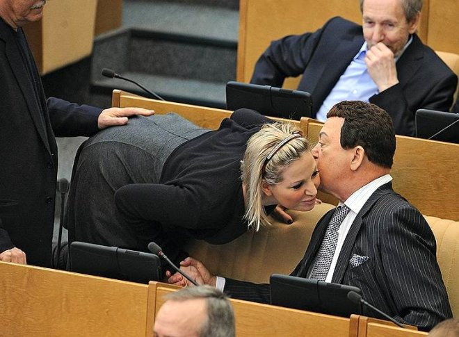 Rusya Meclisinde kadın ve erkek vekillerin şaşırtan halleri - Resim: 4