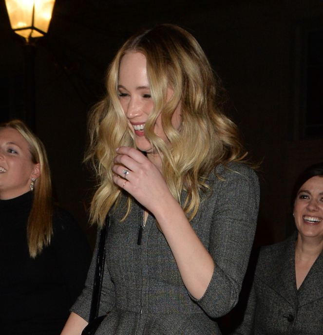 Jennifer Lawrence nişan yüzüğünü ilk kez gösterdi - Resim: 1