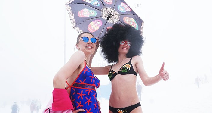 Rusya'da dondurucu soğukta bikiniyle kayak yapan genç kızlar büyüledi - Resim: 4