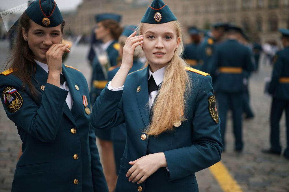 Zor görevlerini layıkıyla yerine getiren Rus kadın askerler - Resim: 1