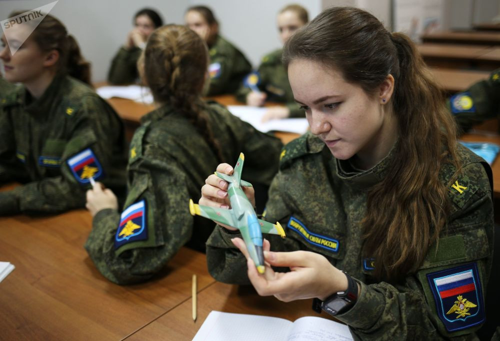 Zor görevlerini layıkıyla yerine getiren Rus kadın askerler - Resim: 3