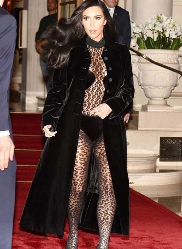 Kim Kardashian cesur leopar görünümüyle dikkat çekti - Resim: 1