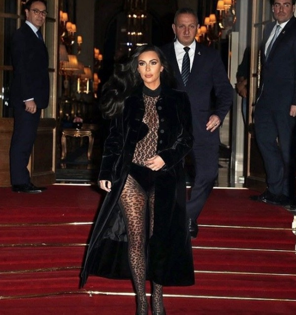 Kim Kardashian cesur leopar görünümüyle dikkat çekti - Resim: 2