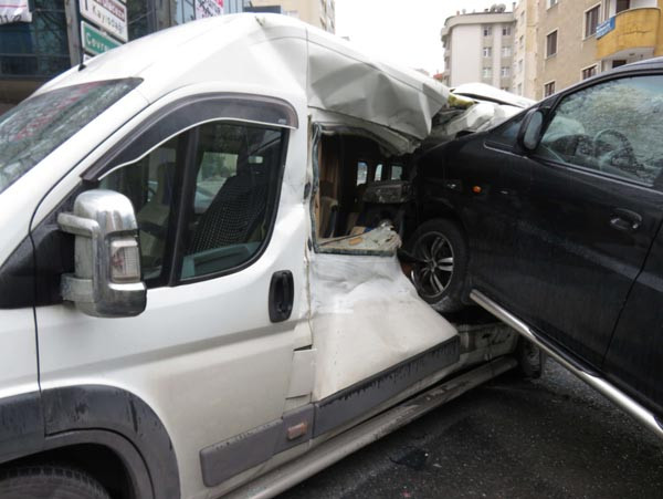 Ataşehir'de minibüs servis aracına böyle çarptı - Resim: 2