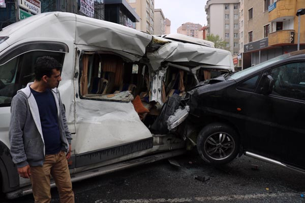 Ataşehir'de minibüs servis aracına böyle çarptı - Resim: 3