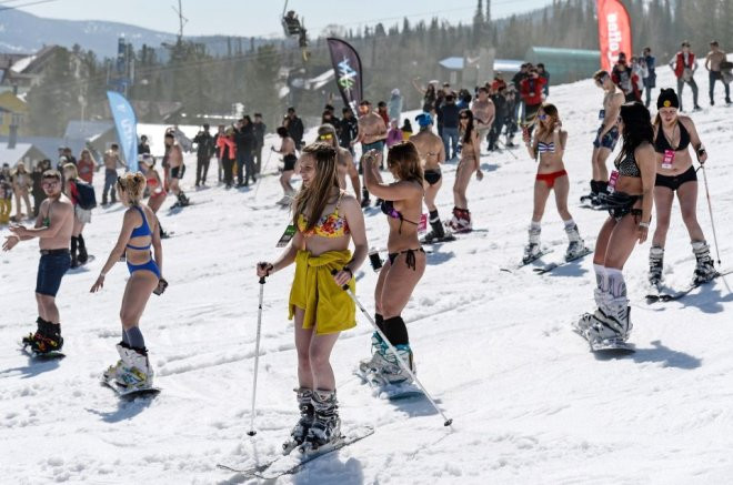 Rus kızları festivalde sınırları zorladı! Yarı çıplak halde kayak yaptılar - Resim: 1