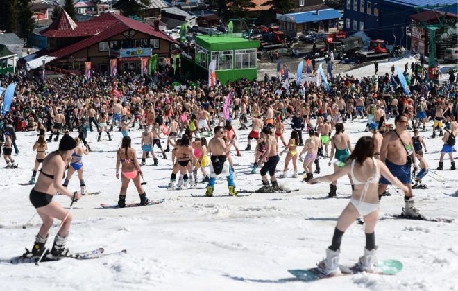 Rus kızları festivalde sınırları zorladı! Yarı çıplak halde kayak yaptılar - Resim: 2