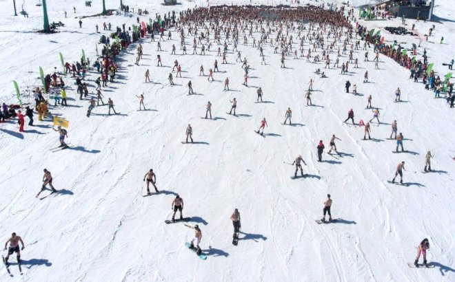 Rus kızları festivalde sınırları zorladı! Yarı çıplak halde kayak yaptılar - Resim: 4