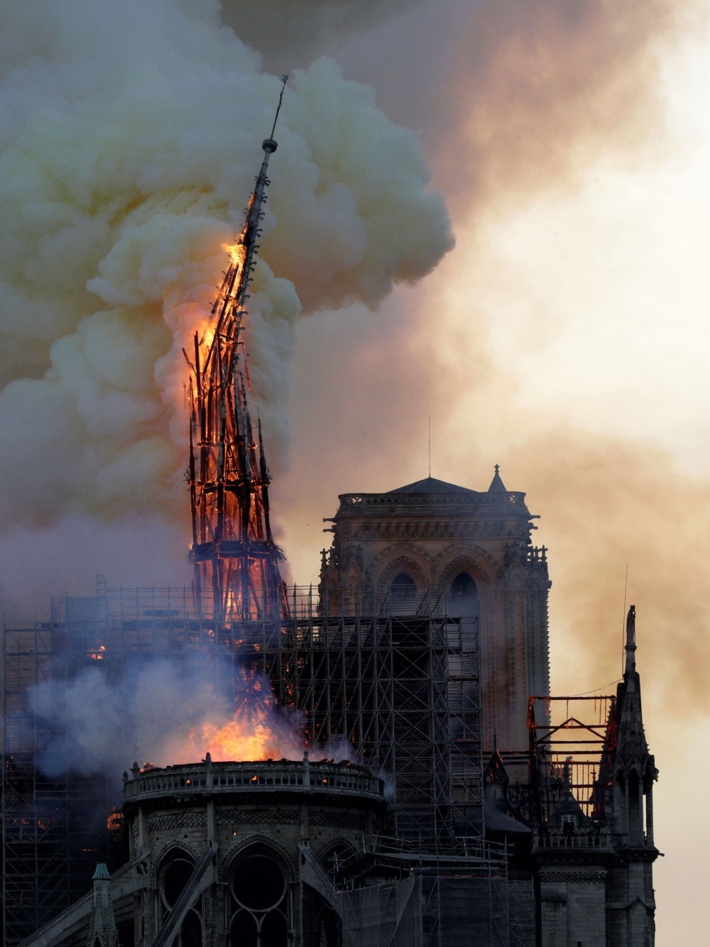 Notre Dame Katedrali'nde 850 yıllık tarih yandı - Resim: 2
