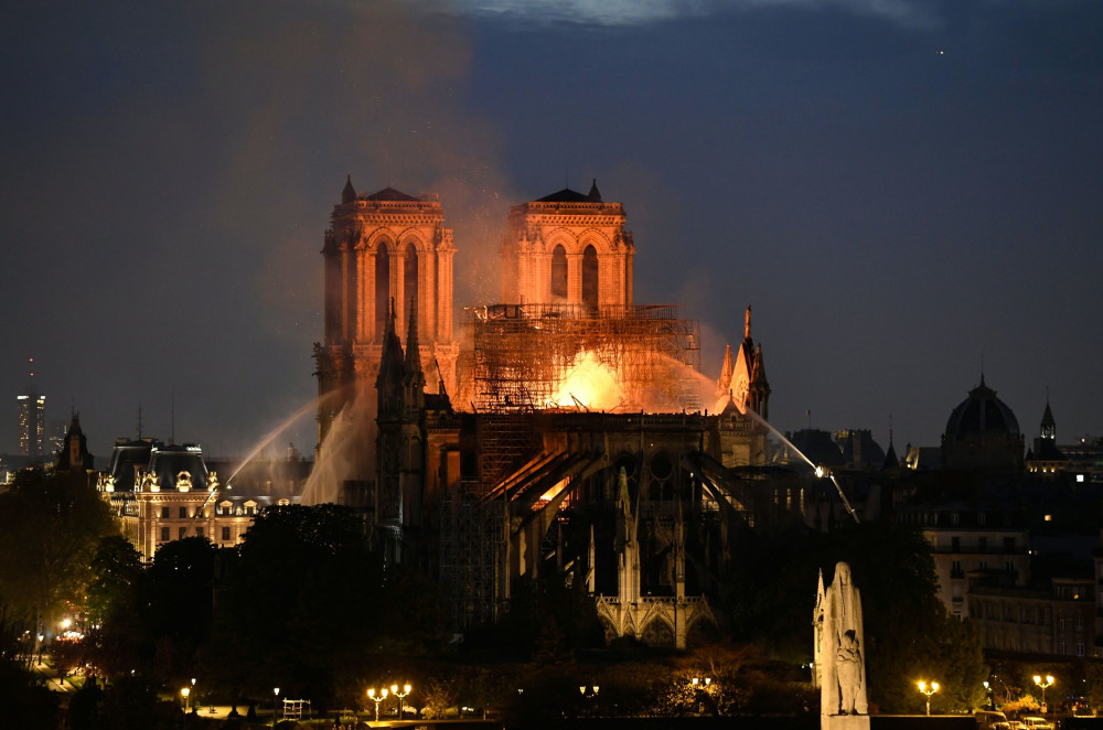 Notre Dame Katedrali'nde 850 yıllık tarih yandı - Resim: 3