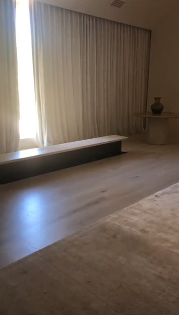 Kim Kardashian yatak odasındaki ilginç düzeneği böyle gösterdi - Resim: 1