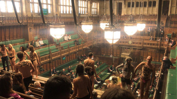 İngiliz Parlamentosunda çıplak protesto - Resim: 2