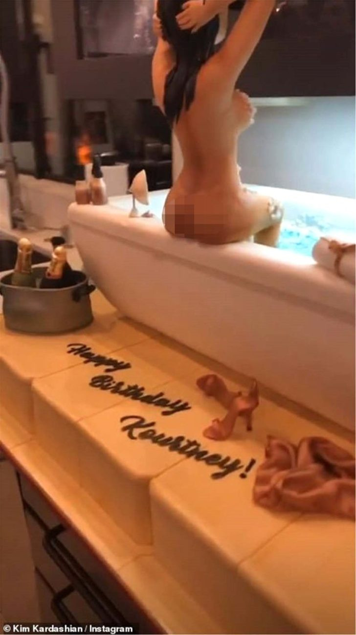 Kourtney Kardashian'ın çıplak fotoğrafından pasta yaptılar - Resim: 3