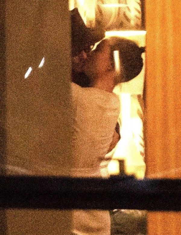 Johnny Depp 30 yaş küçük sevgilisiyle öpüşürken böyle çekildi - Resim: 1