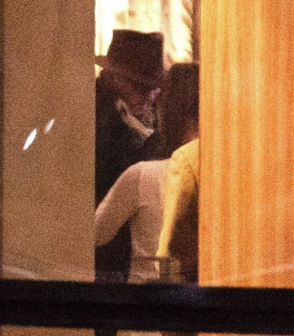 Johnny Depp 30 yaş küçük sevgilisiyle öpüşürken böyle çekildi - Resim: 4