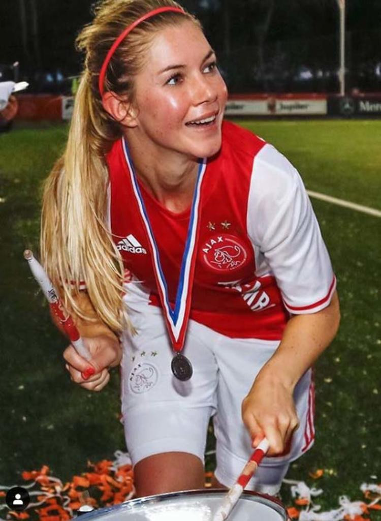 Hollandalı güzel kadın futbolcu Anouk Hoogendijk - Resim: 2
